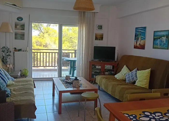 Blue And Néos Marmarás