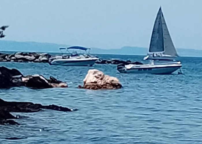 Blue And * Néos Marmarás